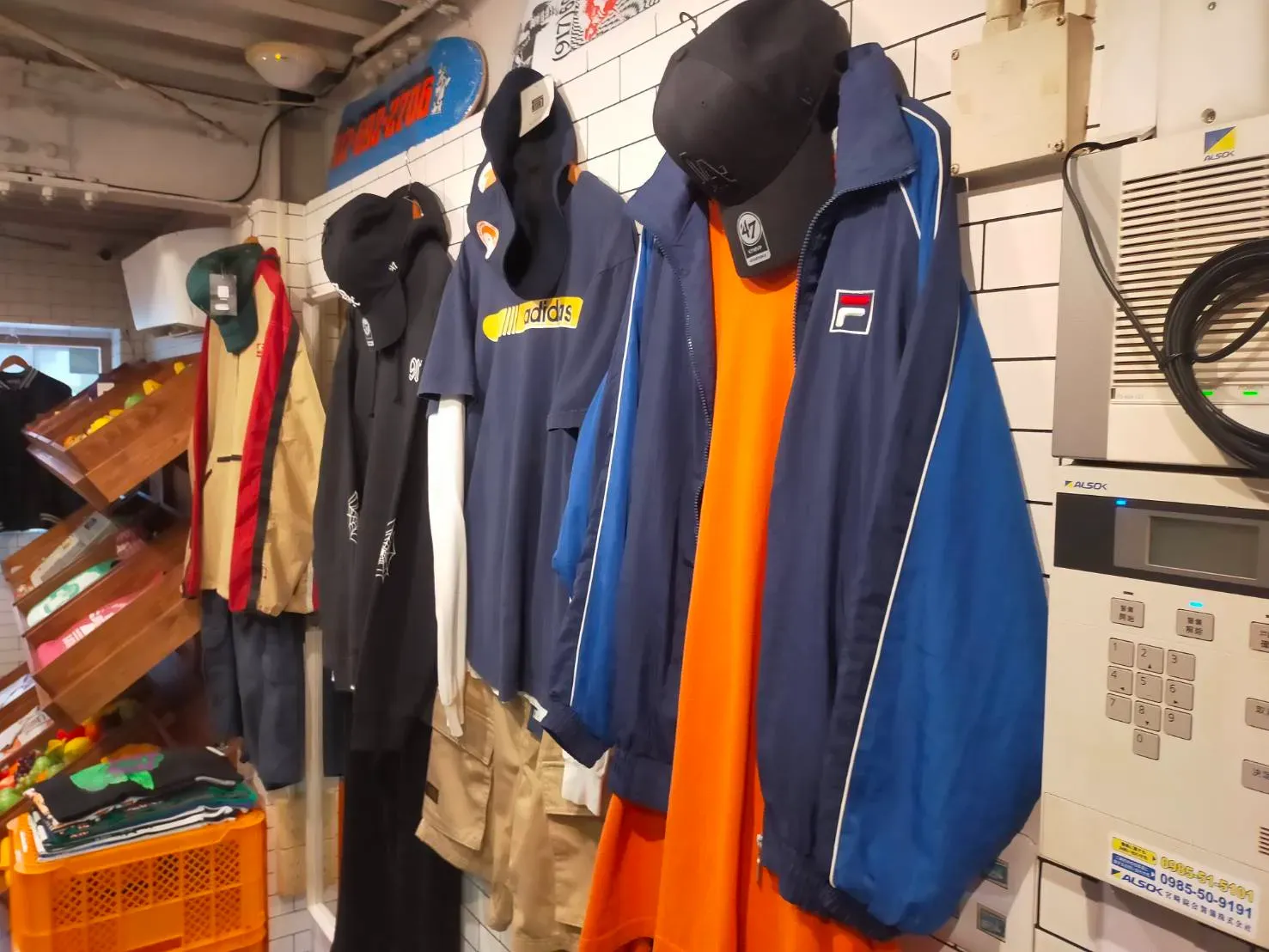 YAOYA店内の洋服コーナー