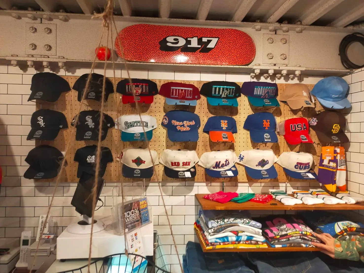 YAOYA店内の帽子コーナー