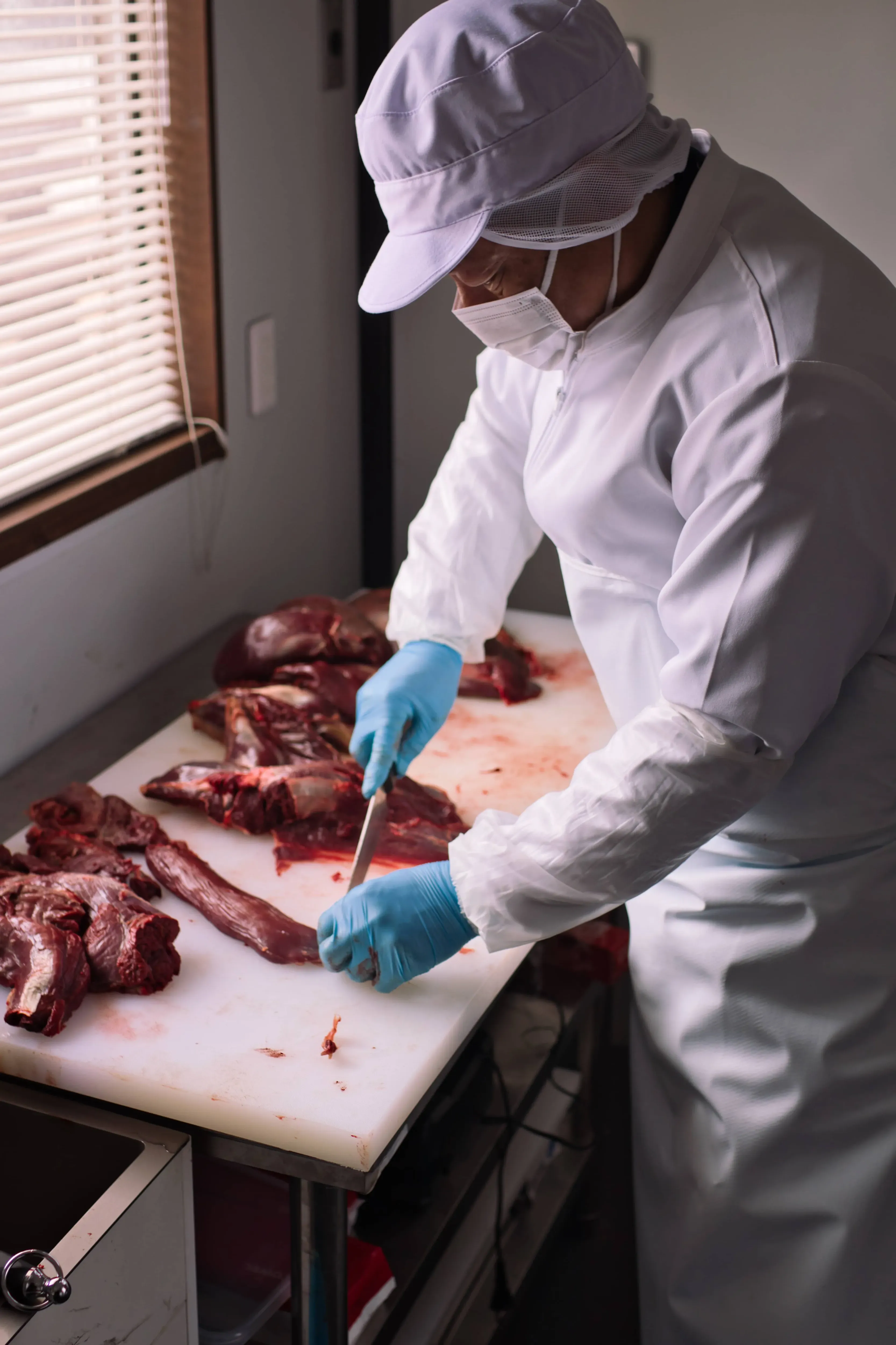 狩猟現場での止め刺しの様子